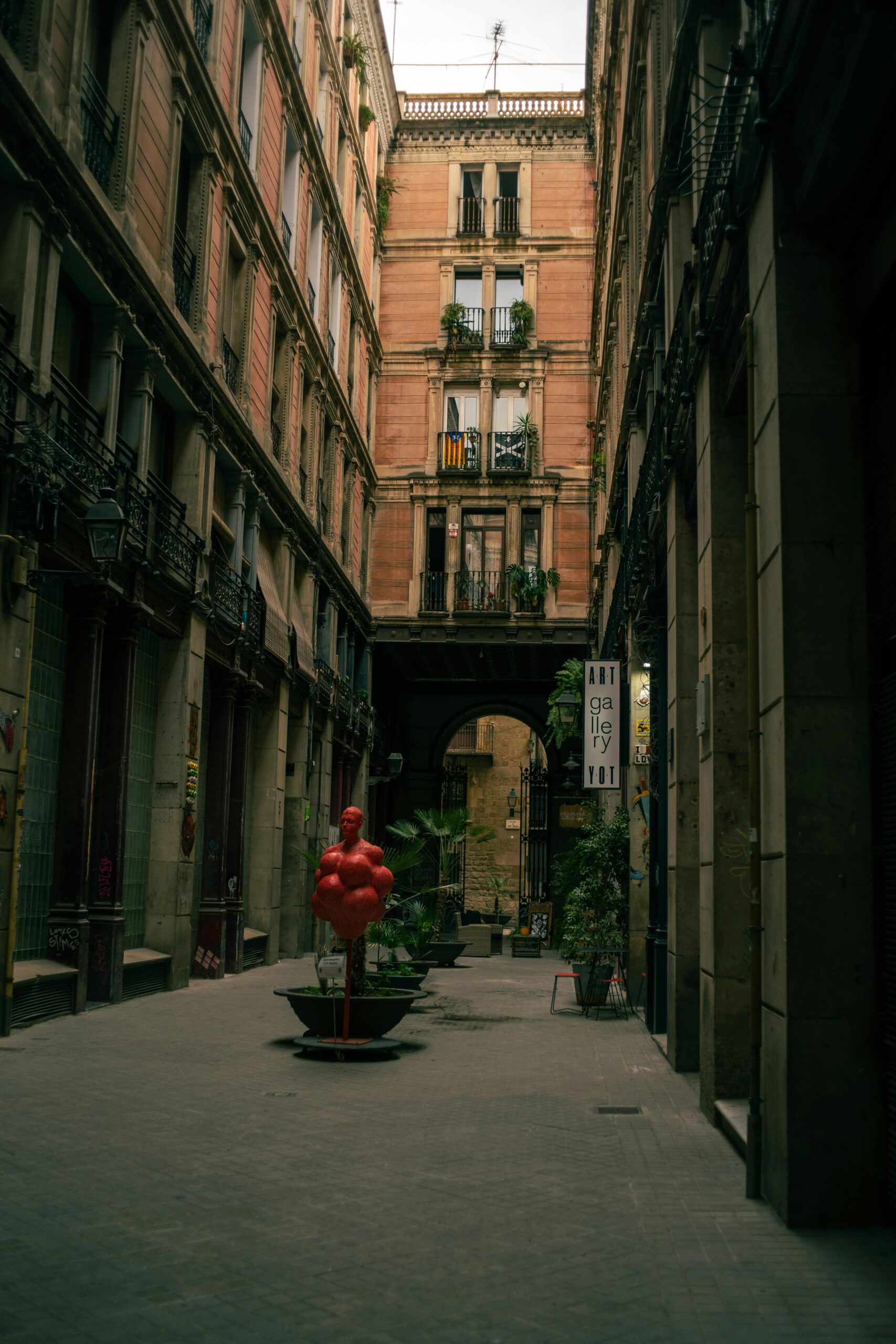 Chueca Madrid: Qué Ver, Dónde Comer y Cómo Vivir el Barrio